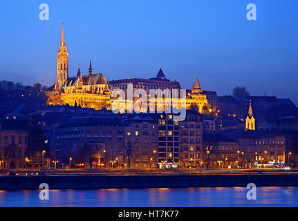 Le "Bastion des Pêcheurs" et l'église Matthias sur le côté de Bude, comme vu du côté de Pest, Budapest, Hongrie. Banque D'Images