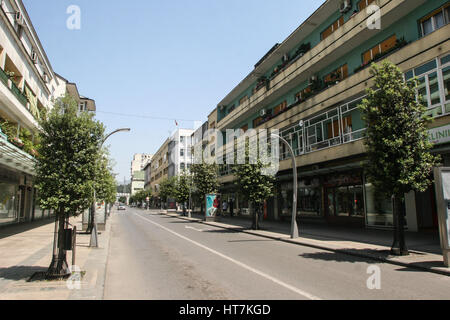 Podgorica, Monténégro, le 24 mai 2009 : rue avec les immeubles à appartements dans le centre de Podgorica. Banque D'Images