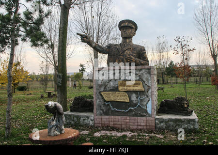 Craiova, Roumanie, 8 novembre 2009 : une statue du Maréchal Ion Antonescu est visible dans le musée de la République socialiste de Roumanie à Craiova. Banque D'Images