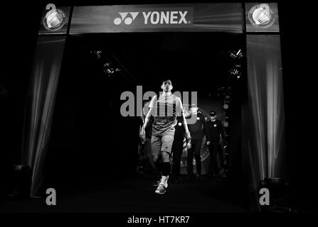 IMAGE CONVERTIE OT NOIR ET BLANC de Hong Kong Wong Wing Ki Vincent quitte pour démarrer son match masculin au cours de la deuxième journée de l'Angleterre tous les YONEX Championnats de Badminton ouvert à l'Arena, Birmingham Barclaycard. ASSOCIATION DE PRESSE Photo. Photo date : mercredi 8 mars 2017. Voir l'activité de badminton histoire Birmingham. Crédit photo doit se lire : Simon Cooper/PA Wire Banque D'Images