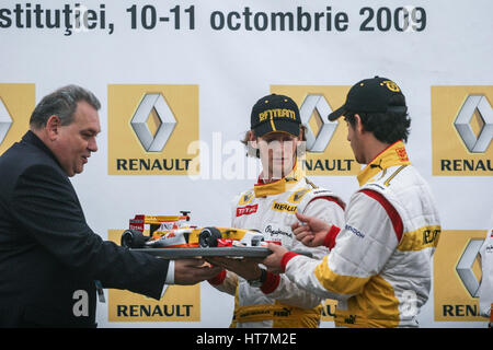 Bucarest, Roumanie, 10 Octobre 2009 : Les pilotes de l'équipe Renault reçoit d'un organisateur d'une course de voiture, maquette à l'occasion de road show Renault Banque D'Images