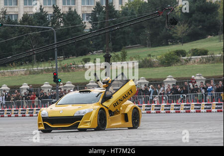 Bucarest, Roumanie, 10 Octobre 2009 : une voiture de course Renault prend un permis de manifestation à l'occasion de Renault Road show qui a eu lieu à Bucarest. Banque D'Images