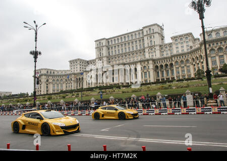 Bucarest, Roumanie, 10 Octobre 2009 : Renault voitures de course prendre des démonstrations de conduite à l'occasion de Renault Road show qui s'est tenue à Bucarest. Banque D'Images