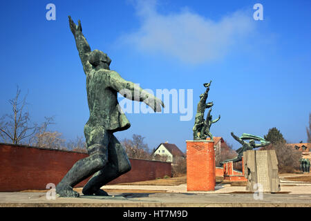Statues de l'ère communiste (exemples de l'reallism 'socialiste') dans le Memento Park, un musée à ciel ouvert à 10 km SW de Budapest, Hongrie. Banque D'Images