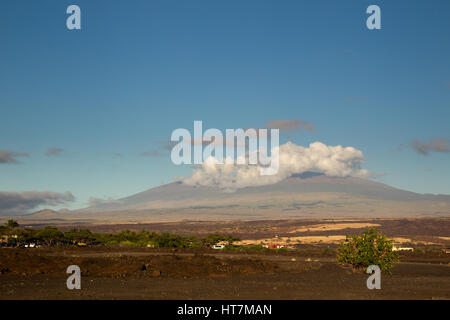 Nuages sur le sommet du Mauna Kea sur Big Island, Hawaii, USA. Banque D'Images