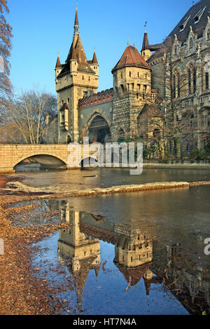 Château Vajdahunyad dans le parc de la ville (Varosliget), Budapest, Hongrie Banque D'Images