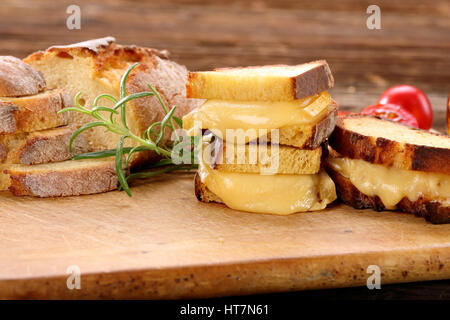 Des sandwichs avec du pain de maïs au fromage fondu Banque D'Images