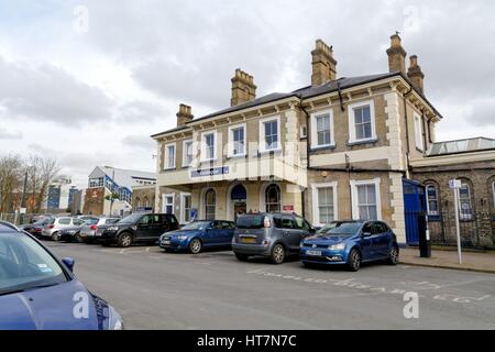 Extérieur de Teddington railway station west London UK Banque D'Images