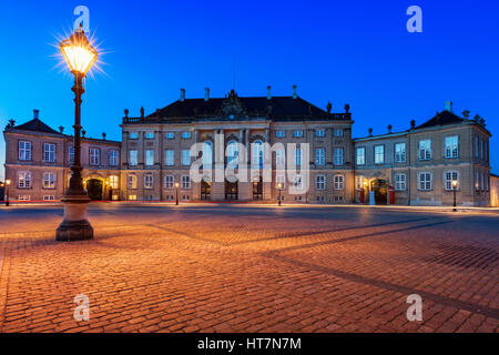 Le Palais d'Amalienborg à Copenhague, au Danemark, au crépuscule. Le Palais d'Amalienborg est la résidence de la famille royale danoise. Banque D'Images