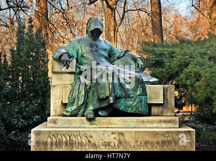 Statue d'Anonymus à Château Vajdahunyad dans le parc de la ville (Varosliget), Budapest, Hongrie Banque D'Images