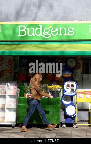 De l'extérieur d'un supermarché Budgens Teddington sur High Street London UK Banque D'Images