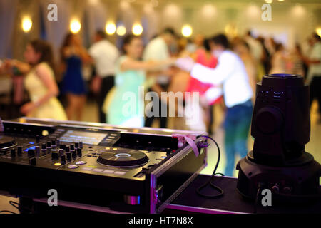 Couples de danseurs au cours de partie ou célébration de mariage par DJ mixer Banque D'Images