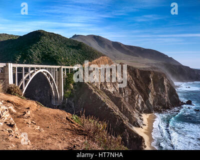 PONT DE BIXBY LA CÔTE DE MER BIG SUR soleil de fin d'après-midi Pont de Bixby Highway One avec spectaculaire côte du Pacifique Big sur Monterey Californie États-Unis Banque D'Images
