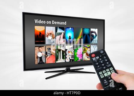 Le service de VOD vidéo à la demande sur télévision connectée. La télécommande en main. Banque D'Images