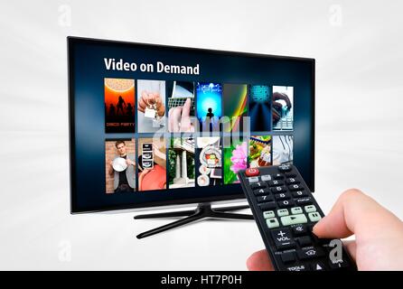 Le service de VOD vidéo à la demande sur télévision connectée. La télécommande en main. Banque D'Images