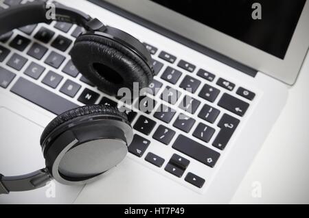 Close up de casque audio sur ordinateur portable. Casque sans fil Banque D'Images