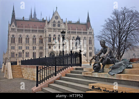 Statue du grand poète hongrois Attila Jozsef à Ter Kossuth Lajos ('Square') à côté du Parlement, Budapest, Hongrie Banque D'Images