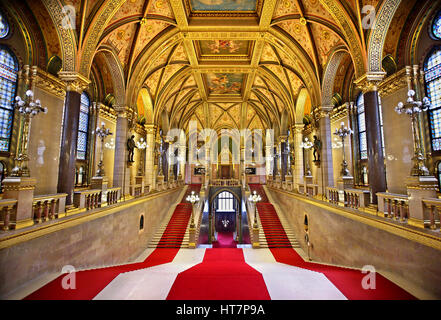 Le grand escalier du parlement hongrois, Budapest. Banque D'Images