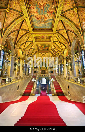 Le grand escalier du parlement hongrois, Budapest. Banque D'Images