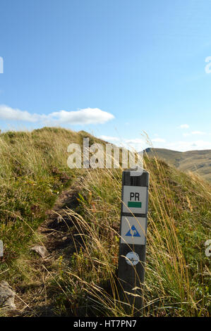 Un sentier de randonnée de montagne, sur les sommets. En Auvergne, France. Banque D'Images