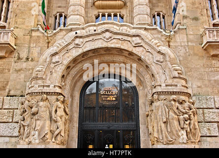 L'entrée des célèbres thermes de Gellért, partie de l'hôtel Gellért, Buda, Budapest, Hongrie Banque D'Images