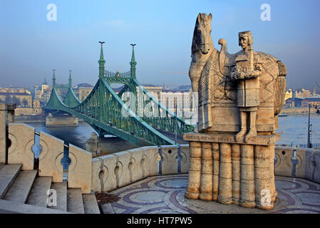 Statue du Roi - Saint Stephen (le Szent Istvan Kiraly) et à l'arrière-plan le pont de la Liberté (Szabadság híd) sur le Danube, Budapest, Hongrie. Banque D'Images