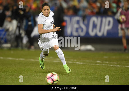 Washington DC, USA. 07Th Mar, 2017. France's Amel Mejri (22) s'exécute avec le ballon lors du match entre les équipes nationales féminines de USA et de la France à la Coupe du SheBelieves au Stade RFK à Washington DC. John Middlebrook/CSM/Alamy Live News Banque D'Images