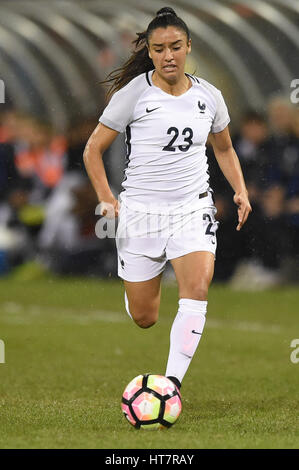 Washington DC, USA. 07Th Mar, 2017. France's Sakina Karchaoui (23) s'engouffre dans le champ avec le ballon pendant le match entre les équipes nationales féminines de USA et de la France à la Coupe du SheBelieves au Stade RFK à Washington DC. L'équipe américaine a été défait par les Français 3-0 et l'équipe française a Washington DC, USA. John Middlebrook/CSM/Alamy Live News Banque D'Images