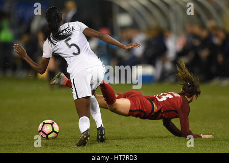 Washington DC, USA. 07Th Mar, 2017. USA's Alex Morgan (13) extrait de l'écueil des France Aissatou Tounkara (5) pendant le match entre les équipes nationales féminines de USA et de la France à la Coupe du SheBelieves au Stade RFK à Washington DC. L'équipe américaine a été défait par les Français 3-0 et l'équipe française a Washington DC, USA. John Middlebrook/CSM/Alamy Live News Banque D'Images