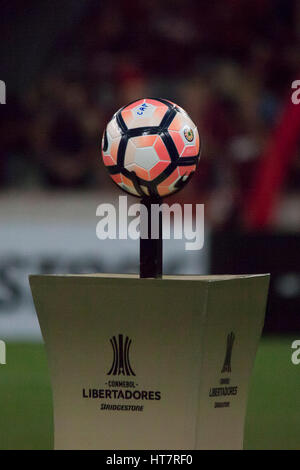 Curitiba, Brésil. 07Th Mar, 2017. La balle officielle de Libertadores. Atletico PR x Universidad Catolica, match valide pour le premier tour de la phase de groupes de la CONMEBOL Libertadores 2017 Bridgestone tenue à Arena da Baixada à Curitiba, PR. Credit : Guilherme Artigas/FotoArena/Alamy Live News Banque D'Images