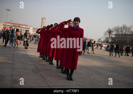 Beijing, Beijing, Chine. 7 mars, 2017. Beijing, Chine - Mars 2017 7 Éditorial : (UTILISER SEULEMENT. Chine).Les réceptionnistes des sessions annuelles de l'APN et CCPPC se tiennent à l'extérieur du Grand Hall du Peuple à Beijing, le 7 mars, 2017. Crédit : SIPA Asie/ZUMA/Alamy Fil Live News Banque D'Images