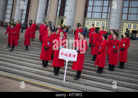 Beijing, Beijing, Chine. 7 mars, 2017. Beijing, Chine - Mars 2017 7 Éditorial : (UTILISER SEULEMENT. Chine).Les réceptionnistes des sessions annuelles de l'APN et CCPPC se tiennent à l'extérieur du Grand Hall du Peuple à Beijing, le 7 mars, 2017. Crédit : SIPA Asie/ZUMA/Alamy Fil Live News Banque D'Images