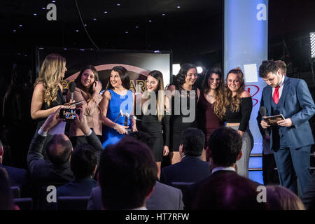 Gibraltar - 7 mars - jeune champion du monde Stephen Whatley a présenté le premier prix de la nuit pour l'Gibraltar sous 17 netball qui a remporté l'or dans la section défi en Europe de netball en 2016. Le GBC Sports Awards 2016, tenue à Brunos à Ocean Village et diffusée en direct de larmes et de joie. Le gagnant de l'individu est Joelle Moreno qui a excellé dans trois sports Basket-ball, le netball et le football. L'ensemble de ce qu'elle a joué pour l'équipe nationale. Crédit : Stephen Ignacio/Alamy Live News Banque D'Images