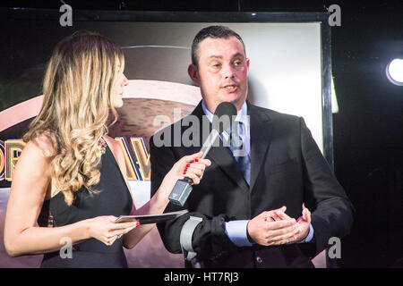 Gibraltar - 7 mars -Gary Evans reçoit le deuxième prix spécial de la de John Shephard Jnr. Le GBC Sports Awards 2016, tenue à Brunos à Ocean Village et diffusée en direct de larmes et de joie. Le gagnant de l'individu est Joelle Moreno qui a excellé dans trois sports Basket-ball, le netball et le football. L'ensemble de ce qu'elle a joué pour l'équipe nationale. Crédit : Stephen Ignacio/Alamy Live News Banque D'Images