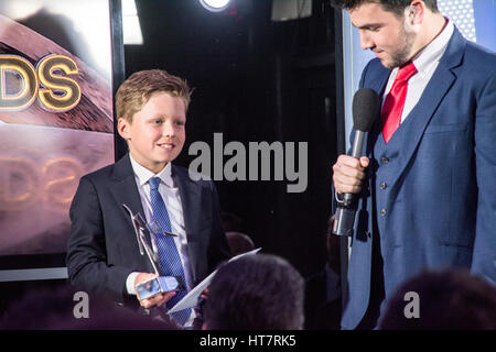 Gibraltar - 7 mars - Les jeunes Sebastian Desoisa reçoit le jeune sportif de l'année de la GBC chef Gerard Teuma. Le GBC Sports Awards 2016, tenue à Brunos à Ocean Village et diffusée en direct de larmes et de joie. Le gagnant de l'individu est Joelle Moreno qui a excellé dans trois sports Basket-ball, le netball et le football. L'ensemble de ce qu'elle a joué pour l'équipe nationale. Crédit : Stephen Ignacio/Alamy Live News Banque D'Images