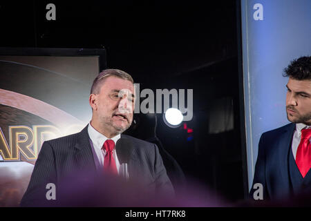 Gibraltar - 7 mars - le moment Freddy Chappory a reçu le Prix du mérite sportif à vie pour les services de sport de ministre Steven Linares. Le GBC Sports Awards 2016, tenue à Brunos à Ocean Village et diffusée en direct de larmes et de joie. Le gagnant de l'individu est Joelle Moreno qui a excellé dans trois sports Basket-ball, le netball et le football. L'ensemble de ce qu'elle a joué pour l'équipe nationale. Crédit : Stephen Ignacio/Alamy Live News Banque D'Images