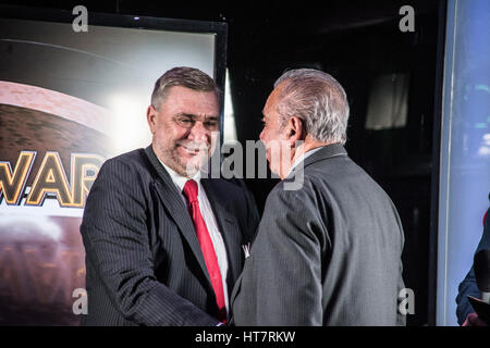 Gibraltar - 7 mars - le moment Freddy Chappory a reçu le Prix du mérite sportif à vie pour les services de sport de ministre Steven Linares. Le GBC Sports Awards 2016, tenue à Brunos à Ocean Village et diffusée en direct de larmes et de joie. Le gagnant de l'individu est Joelle Moreno qui a excellé dans trois sports Basket-ball, le netball et le football. L'ensemble de ce qu'elle a joué pour l'équipe nationale. Crédit : Stephen Ignacio/Alamy Live News Banque D'Images