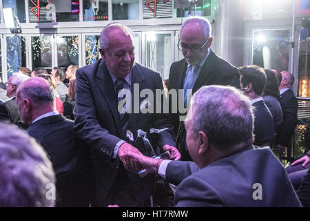 Gibraltar - 7 mars - le moment Freddy Chappory a reçu le Prix du mérite sportif à vie pour les services de sport de ministre Steven Linares. Le GBC Sports Awards 2016, tenue à Brunos à Ocean Village et diffusée en direct de larmes et de joie. Le gagnant de l'individu est Joelle Moreno qui a excellé dans trois sports Basket-ball, le netball et le football. L'ensemble de ce qu'elle a joué pour l'équipe nationale. Crédit : Stephen Ignacio/Alamy Live News Banque D'Images