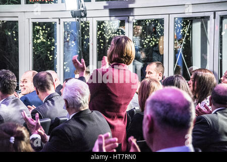 Gibraltar - 7 mars - le moment Joelle Moreno a reçu son premier Prix des Sports individuels de Ministre principal Fabian Picardo. Le GBC Sports Awards 2016, tenue à Brunos à Ocean Village et diffusée en direct de larmes et de joie. Le gagnant de l'individu est Joelle Moreno qui a excellé dans trois sports Basket-ball, le netball et le football. L'ensemble de ce qu'elle a joué pour l'équipe nationale. Crédit : Stephen Ignacio/Alamy Live News Banque D'Images