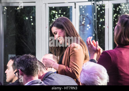 Gibraltar - 7 mars - le moment Joelle Moreno a reçu son premier Prix des Sports individuels de Ministre principal Fabian Picardo. Le GBC Sports Awards 2016, tenue à Brunos à Ocean Village et diffusée en direct de larmes et de joie. Le gagnant de l'individu est Joelle Moreno qui a excellé dans trois sports Basket-ball, le netball et le football. L'ensemble de ce qu'elle a joué pour l'équipe nationale. Crédit : Stephen Ignacio/Alamy Live News Banque D'Images