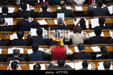 (170308) -- BEIJING, 8 mars 2017 (Xinhua) -- des députés à la 12e Assemblée populaire nationale (APN) assister à la deuxième séance plénière de la cinquième session de la 12e APN au Grand Palais du Peuple à Beijing, capitale de Chine, le 8 mars 2017. (Xinhua/Cui Xinyu) (ZHS) Banque D'Images