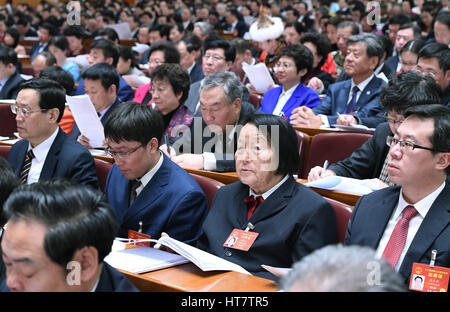 (170308) -- BEIJING, 8 mars 2017 (Xinhua) -- des députés à la 12e Assemblée populaire nationale (APN) assister à la deuxième séance plénière de la cinquième session de la 12e APN au Grand Palais du Peuple à Beijing, capitale de Chine, le 8 mars 2017. (Xinhua/Zhang Ling) (ZHS) Banque D'Images