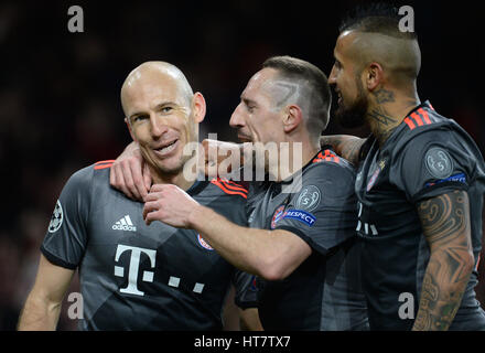 Londres, Royaume-Uni. 7 mars, 2017. La Munich Arjen Robben (L-R), Franck Ribery et Arturo Vidal célébrer après la prise d'un 2:1 fil au cours de la ronde de la Ligue des Champions 32 knock out match de foot entre FC Bayern Munich et d'Arsenal à l'Emirates Stadium de Londres, Angleterre, 7 mars 2017. Photo : Andreas Gebert/dpa/Alamy Live News Banque D'Images