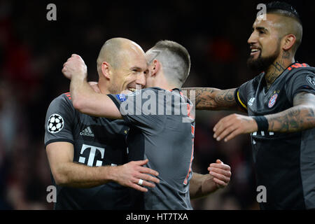 Londres, Royaume-Uni. 7 mars, 2017. La Munich Arjen Robben (L-R), Franck Ribery et Arturo Vidal célébrer après la prise d'un 2:1 fil au cours de la ronde de la Ligue des Champions 32 knock out match de foot entre FC Bayern Munich et d'Arsenal à l'Emirates Stadium de Londres, Angleterre, 7 mars 2017. Photo : Andreas Gebert/dpa/Alamy Live News Banque D'Images