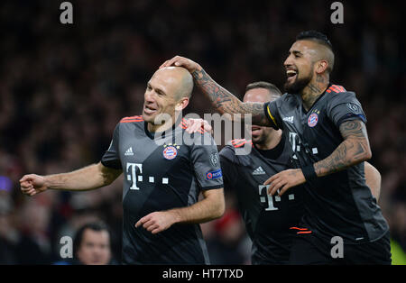 Londres, Royaume-Uni. 7 mars, 2017. La Munich Arjen Robben (L-R), Franck Ribery et Arturo Vidal célébrer après la prise d'un 2:1 fil au cours de la ronde de la Ligue des Champions 32 knock out match de foot entre FC Bayern Munich et d'Arsenal à l'Emirates Stadium de Londres, Angleterre, 7 mars 2017. Photo : Andreas Gebert/dpa/Alamy Live News Banque D'Images