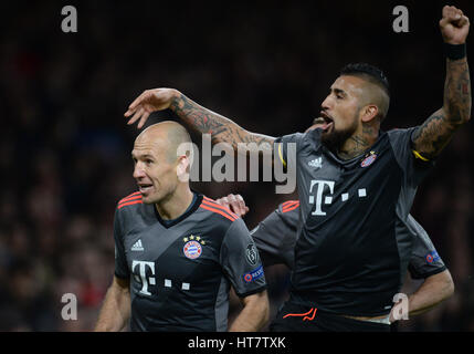 Londres, Royaume-Uni. 7 mars, 2017. La Munich Arjen Robben (L-R), Franck Ribery und Arturo Vidal célébrer après la prise d'un 2:1 fil au cours de la ronde de la Ligue des Champions 32 knock out match de foot entre FC Bayern Munich et d'Arsenal à l'Emirates Stadium de Londres, Angleterre, 7 mars 2017. Photo : Andreas Gebert/dpa/Alamy Live News Banque D'Images