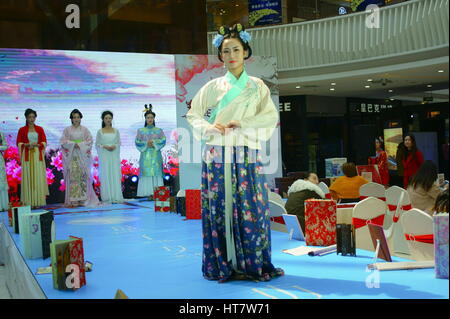 Yichang, Chine. Mar 8, 2017. Un modèle robe chinoise traditionnelle montre à un centre commercial à Yichang, Province de Hubei en Chine centrale, marquant la Journée internationale de la femme, le 8 mars 2017. Crédit : SIPA Asie/ZUMA/Alamy Fil Live News Banque D'Images