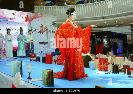 Yichang, Chine. Mar 8, 2017. Un modèle robe chinoise traditionnelle montre à un centre commercial à Yichang, Province de Hubei en Chine centrale, marquant la Journée internationale de la femme, le 8 mars 2017. Crédit : SIPA Asie/ZUMA/Alamy Fil Live News Banque D'Images