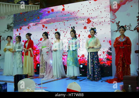 Yichang, Chine. Mar 8, 2017. Les modèles montrent des robes traditionnelles chinoises à un centre commercial à Yichang, Province de Hubei en Chine centrale, marquant la Journée internationale de la femme, le 8 mars 2017. Crédit : SIPA Asie/ZUMA/Alamy Fil Live News Banque D'Images