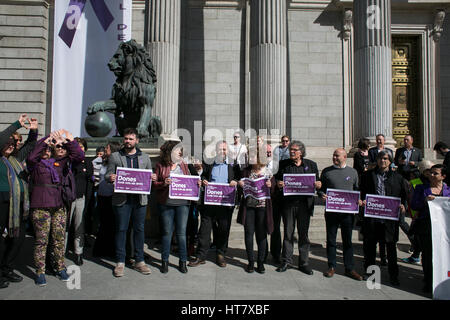 Madrid, Espagne. 05Th Mar, 2017. Esquerra Republicana de politiciens quittent le Parlement espagnol et démontrer en raison de l'arrêt de la Journée des femmes au cours d'une session ordinaire à à Madrid, le mercredi 08 mars, 2017. Más Información Gtres Crédit : Comuniación sur ligne, S.L./Alamy Live News Banque D'Images